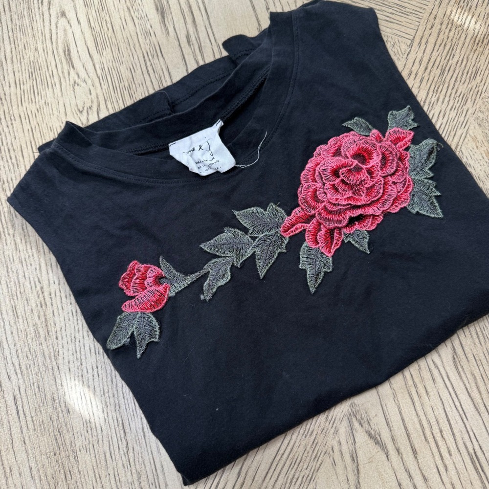 Sadie & Sage Women's Medium Black Rose Embroidered Sleeveless Tank Top